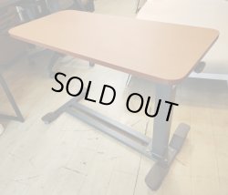 画像1: 美品【愛知・配送可】プラッツ 昇降ベッドテーブル ガス圧式 幅84cm×奥行47cm×高さ60〜84cm キャスター付 PZT-840