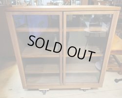 画像2: 美品【愛知近郊・配送可】無印良品 木製キャビネット ガラス扉 幅88cm×奥行44cm×高さ83cm ウォールナット材突板