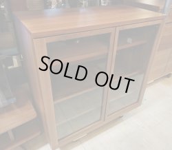 画像1: 美品【愛知近郊・配送可】無印良品 木製キャビネット ガラス扉 幅88cm×奥行44cm×高さ83cm ウォールナット材突板