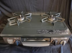 画像2: 29美品【愛知】2021年製 リンナイ 都市ガス用 ガスコンロ グリル・ホース付 幅56cm 水無し片面焼き 左強火 安全機能 ガステーブル PT20N-BK