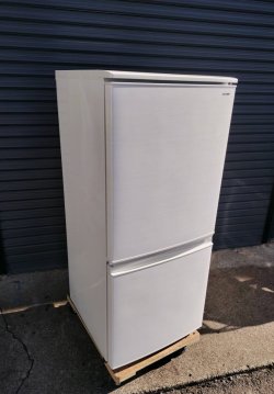 画像1: 111美品【愛知近郊・配送可】 2018年■シャープ■冷蔵庫 2ドア 137L 右開き/左開き付け替えタイプ SJ-D14D-W ★引き取り歓迎★