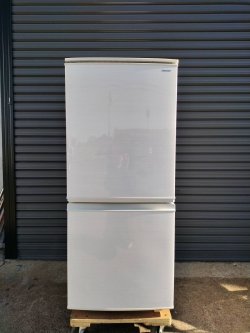 画像2: 111美品【愛知近郊・配送可】 2018年■シャープ■冷蔵庫 2ドア 137L 右開き/左開き付け替えタイプ SJ-D14D-W ★引き取り歓迎★