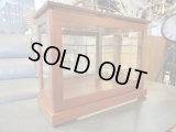 【愛知】コレクションケース ガラスディスプレイ ショーケース 飾り棚 幅60cm×高さ45cm×奥行25cm 扉付き 横型 木製フレーム ガラス棚2枚