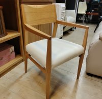 美品【愛知近郊・配送可】ウィドウスタイル ダイニングチェア アーム付 幅51cm×奥行52cm×高さ81.5cm ナチュラル 椅子