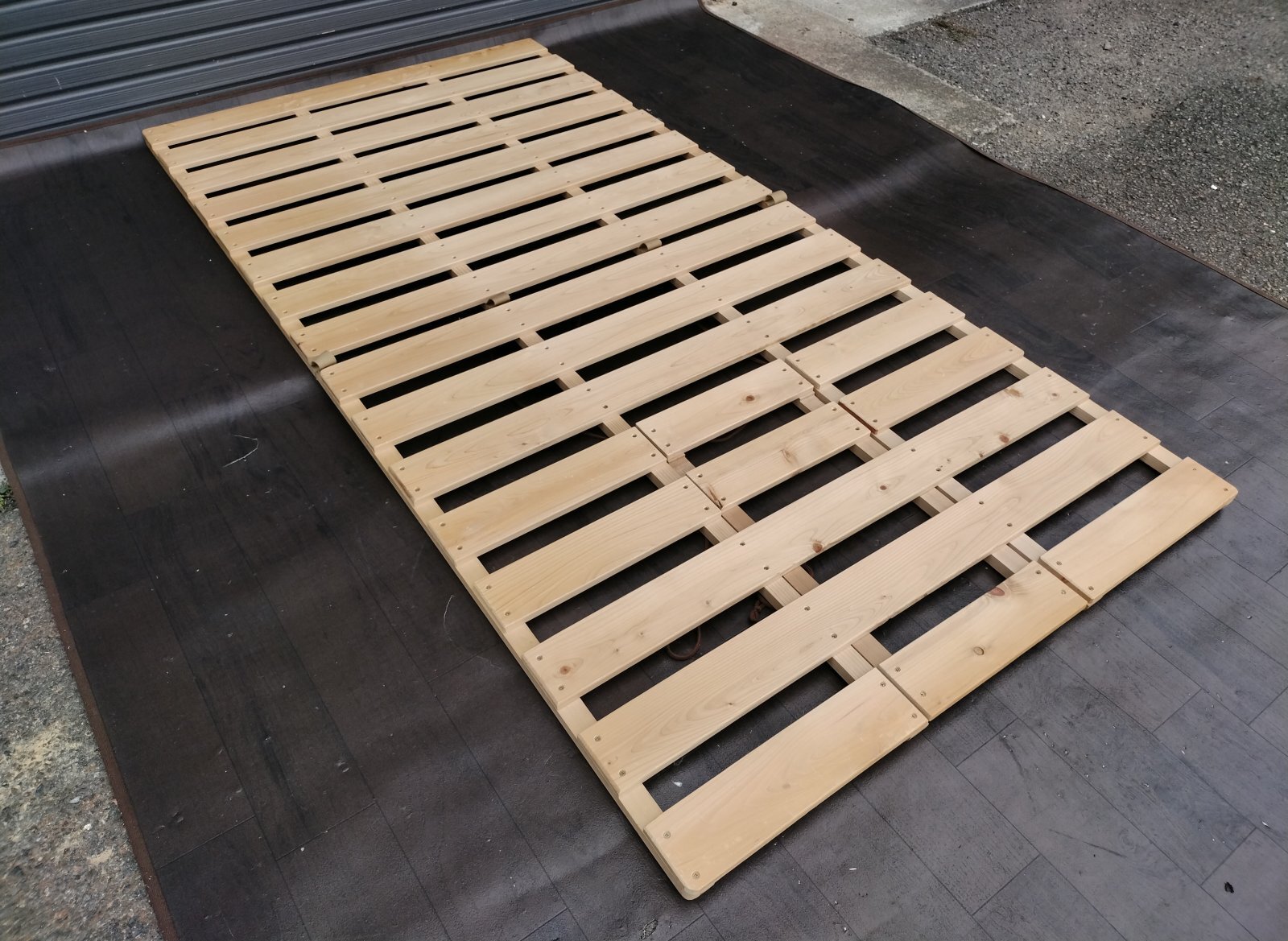 (1)【愛知】めいじ屋 すのこベッド シングル 折り畳み 二つ折り 長さ200cm×幅99cm×高さ3cm 布団が干せる すのこマット 通気性 コンパクト