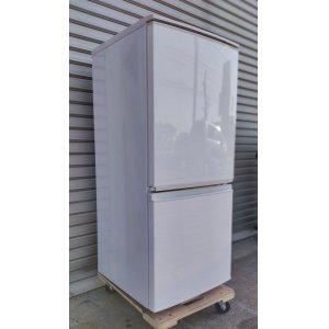 画像: 69 シャープ 冷凍冷蔵庫 137L つけかえどっちもドア 右開き/左開き 2ドア SJ-D14C-W 2017年製  R-059