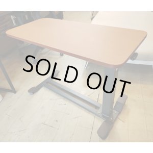 画像: 美品【愛知・配送可】プラッツ 昇降ベッドテーブル ガス圧式 幅84cm×奥行47cm×高さ60〜84cm キャスター付 PZT-840