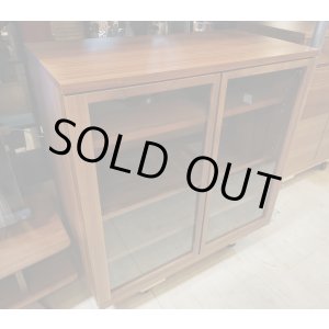 画像: 美品【愛知近郊・配送可】無印良品 木製キャビネット ガラス扉 幅88cm×奥行44cm×高さ83cm ウォールナット材突板