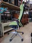画像2: 参考価格252,780円 オカムラ バロンチェア エクストラハイバック 可動ヘッドレスト アジャストアーム メッシュ ライムグリーン CP81AR-FDH6