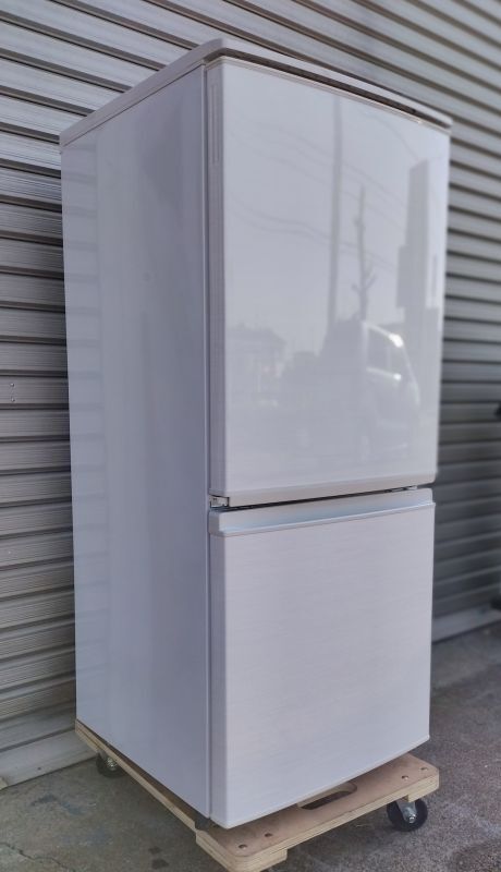 画像1: 69 シャープ 冷凍冷蔵庫 137L つけかえどっちもドア 右開き/左開き 2ドア SJ-D14C-W 2017年製  R-059